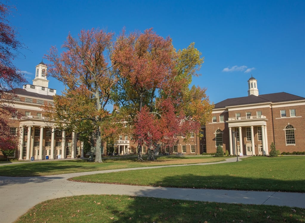The Farmer School of Business building located on the Miami University  campus in Oxford, Ohio 13 Record-Setting Gift In October, Miami University  announced a record-setting $40 million gift to the Farmer School of  Business from Richard T. “Dick” '56 and ...